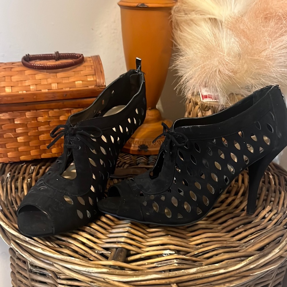 Black Peep Toe Heel / 3 inches/ Zipper backside/ Size 10/ Cato